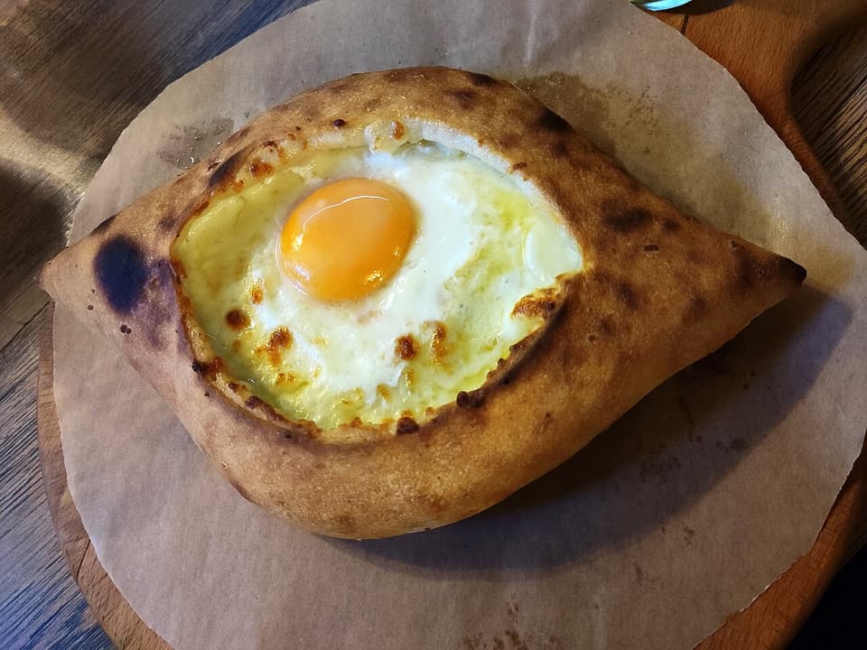 Khachapuri adjarien, pain au fromage et à l’œuf