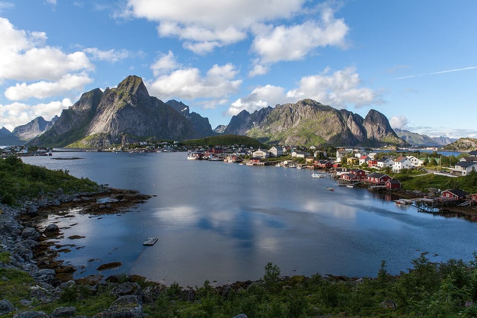 Village de Reine et ses montagnes aux îles Lofoten