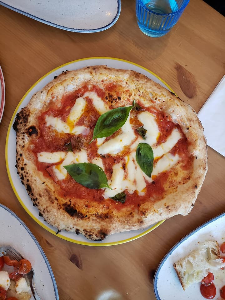 Pizza margherita napolitaine